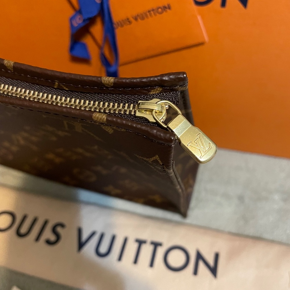 🛑SOLD🛑 Louis Vuitton Toiletry 26 Pouch - Picture 9 of 12